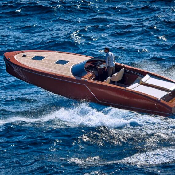 1017 GT Motorboot rot | Frauscher Bootswerft | Fahrfoto seitlich