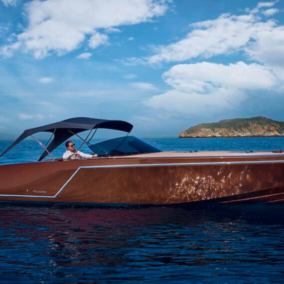 1017 GT Motorboot | Frauscher Bootswerft | Seitlich mit Bimini