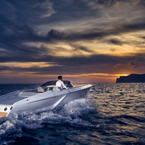 858 Fantom Motorboot | Frauscher Bootswerft | Fahrfoto Sonnenuntergang