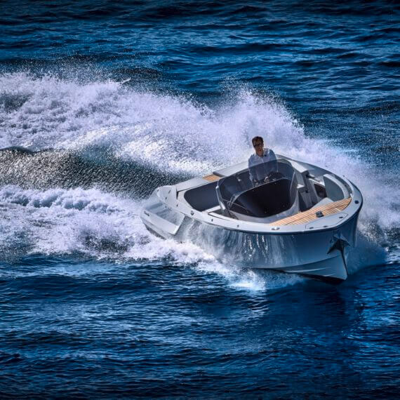 858 Fantom Air Motorboot | Frauscher Bootswerft | Fahrfoto Bug
