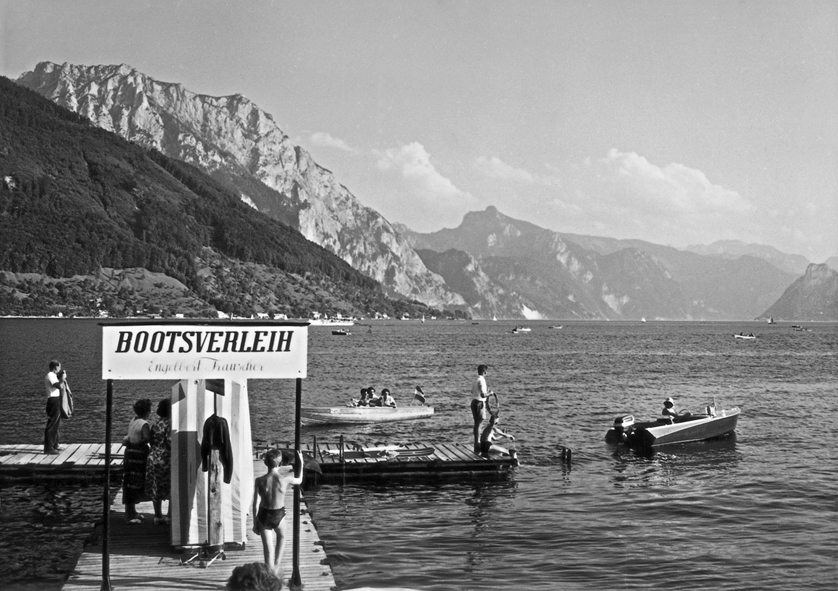 A picture of the Traunsee where Frauscher boats are available for charter. Black and white